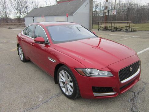 Used 2018 Jaguar XF Premium image 4