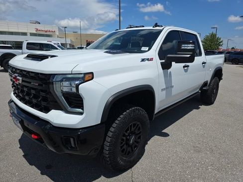 Used 2025 Chevrolet Silverado 2500 ZR2 w/ Technology Package AWD/4WD image 1