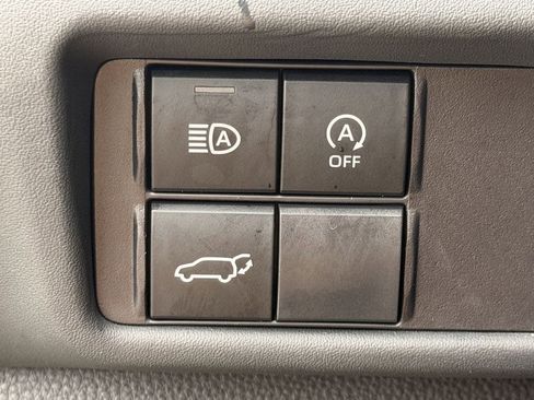 Used 2024 Toyota Highlander LE FWD image 25