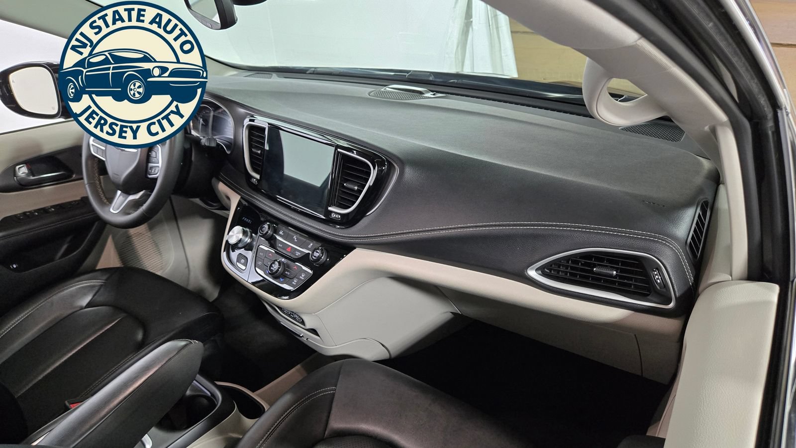 Used 2024 Chrysler Pacifica Limited FWD image 41