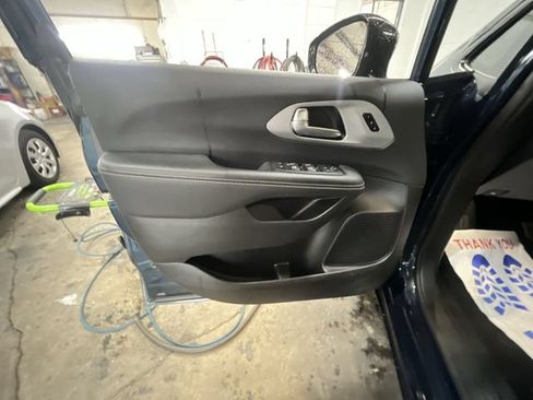 Used 2025 Chrysler Pacifica Limited FWD image 13