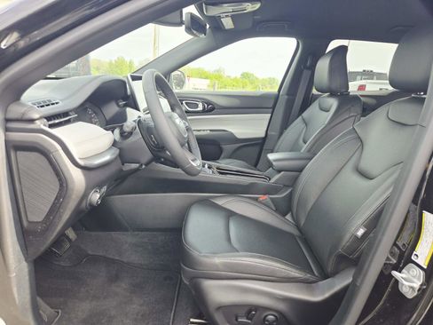 Used 2025 Jeep Compass Limited image 12