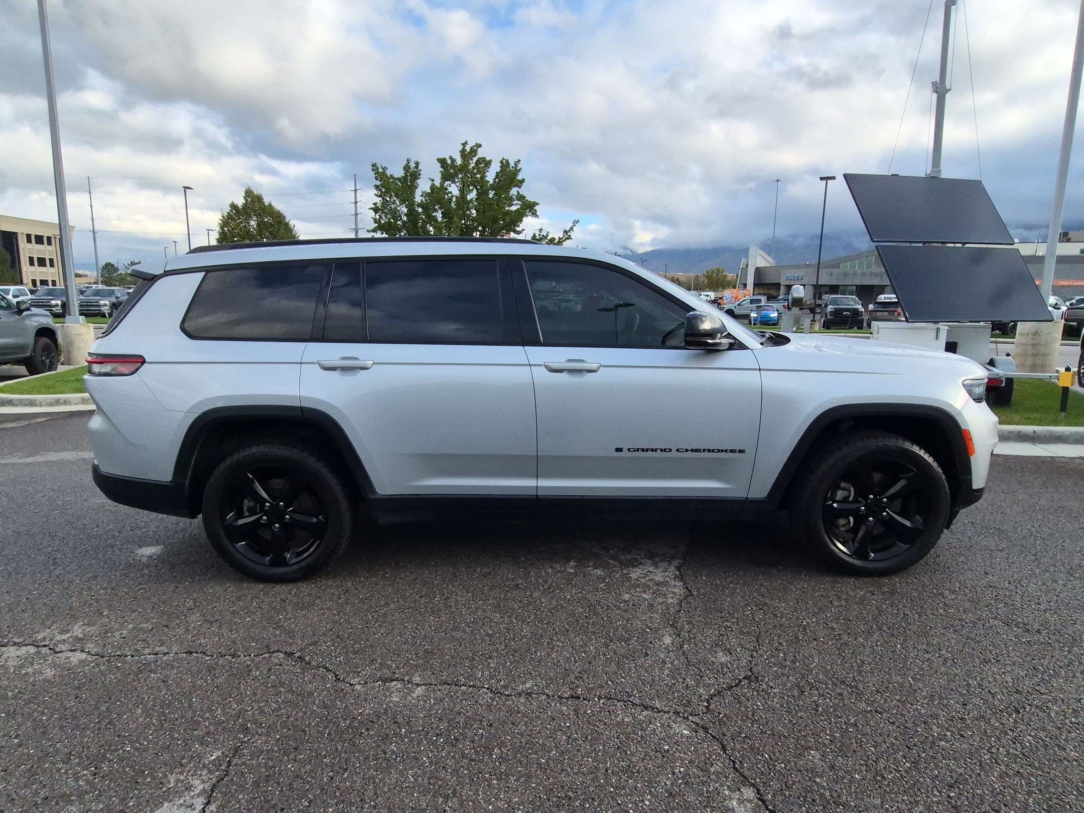 Used 2021 Jeep Grand Cherokee L Laredo AWD/4WD image 2