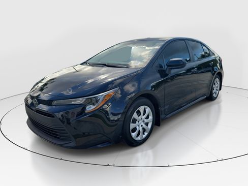 Used 2025 Toyota Corolla LE FWD image 3
