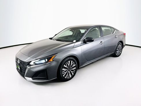 Used 2024 Nissan Altima 2.5 SV image 3