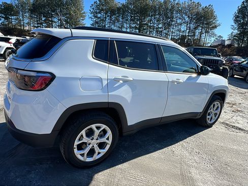 Used 2024 Jeep Compass Latitude image 8