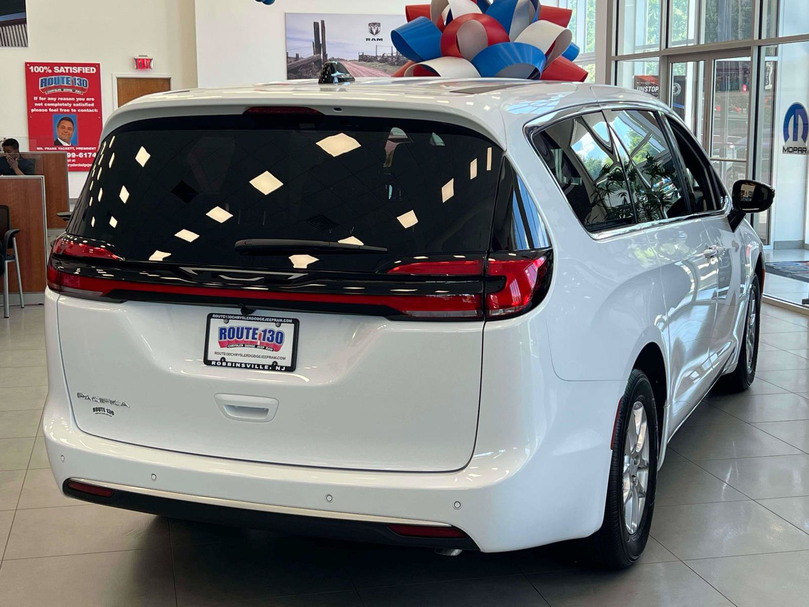 New 2027 Chrysler Pacifica Select FWD image 4