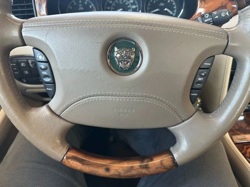 Used 2004 Jaguar XJ8 image 16