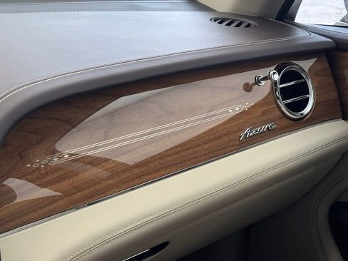 Used 2025 Bentley Bentayga image 21