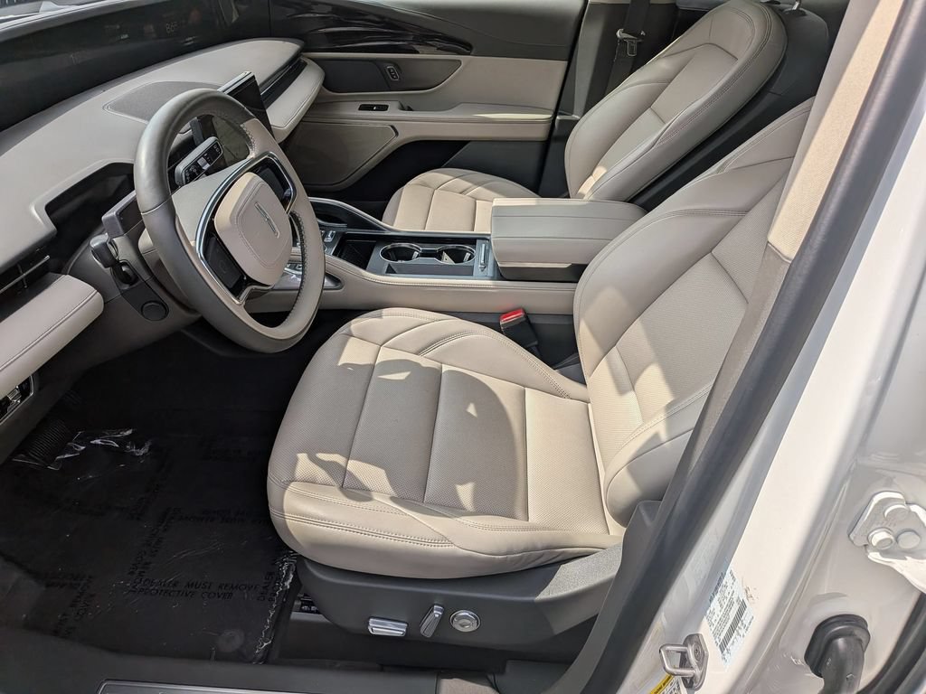 Used 2025 Lincoln Nautilus Premier AWD/4WD image 12