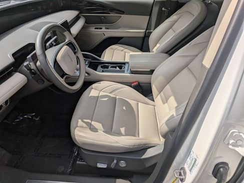Used 2025 Lincoln Nautilus Premier AWD/4WD image 12