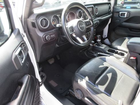 Used 2018 Jeep Wrangler Unlimited Sahara AWD/4WD image 13