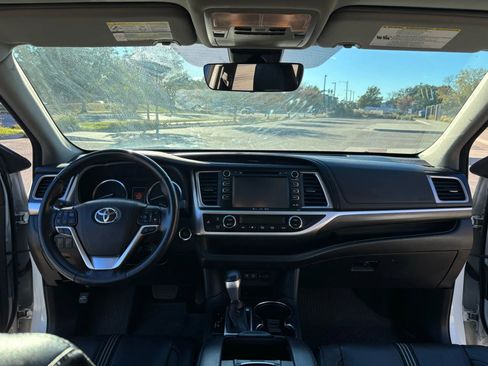 Used 2017 Toyota Highlander SE image 9