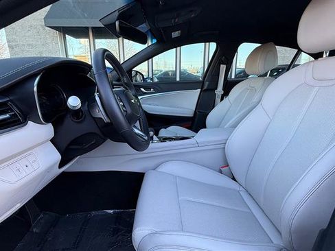 Used 2025 Genesis G70 2.5T image 10