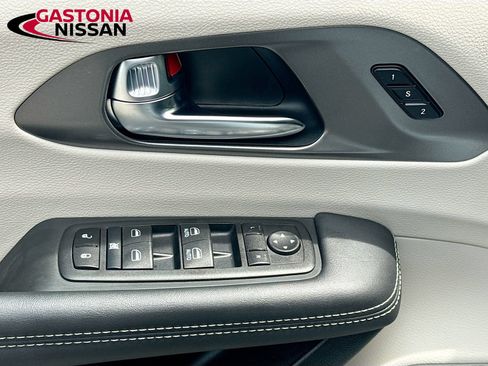 Used 2024 Chrysler Pacifica Touring-L FWD image 23