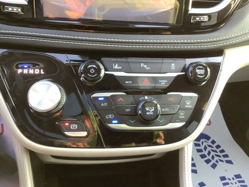 Used 2023 Chrysler Pacifica Limited FWD image 20