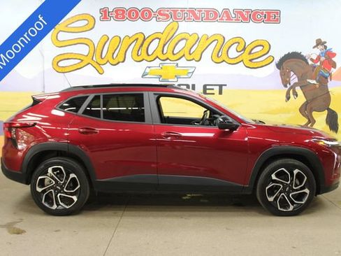 Used 2024 Chevrolet Trax RS w/ Sunroof Package FWD image 1