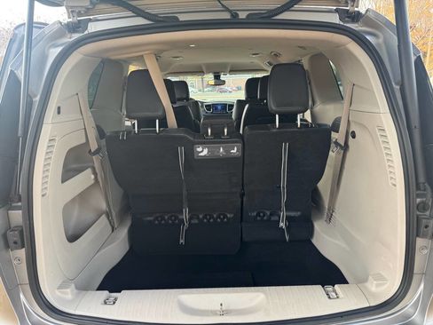 Used 2017 Chrysler Pacifica Touring-L image 31