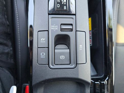 Used 2025 Toyota Prius XLE FWD image 33
