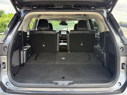 Used 2025 Toyota Highlander XLE FWD image 26