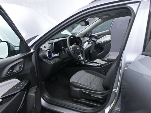 Used 2025 Chevrolet Trax LT w/ LT Convenience Package FWD image 9