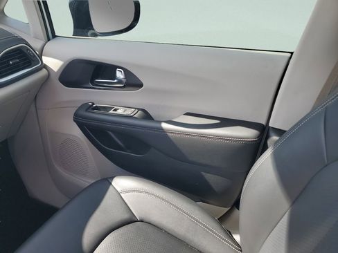 Used 2024 Chrysler Pacifica Touring-L AWD/4WD image 21