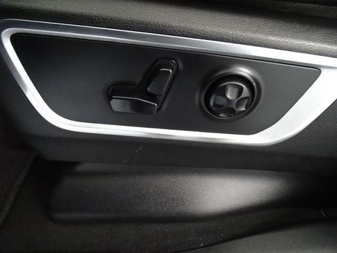 Used 2019 RAM 1500 Laramie AWD/4WD image 3
