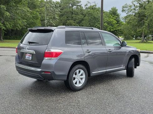 Used 2012 Toyota Highlander SE w/ Tow Pkg FWD image 5