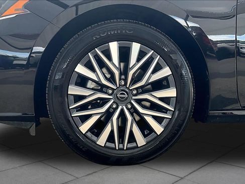 Certified 2025 Nissan Altima 2.5 SV FWD image 11