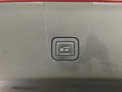 Used 2023 Chevrolet Traverse RS image 17