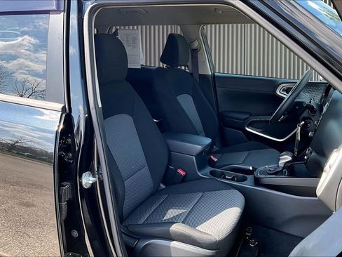 Used 2023 Kia Soul LX w/ LX Technology Package FWD image 8