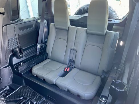 Used 2025 Land Rover Defender 110 X-Dynamic SE image 32