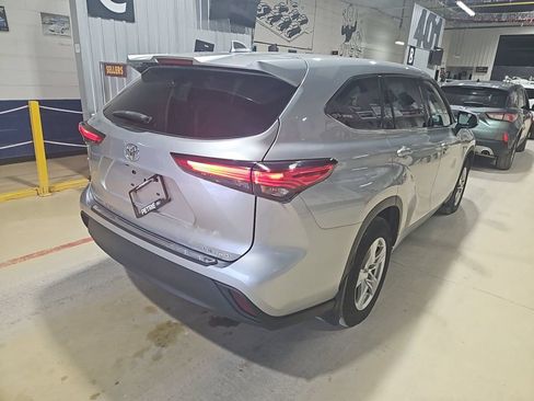 Used 2020 Toyota Highlander LE AWD/4WD image 3