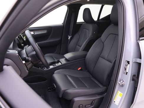 Used 2025 Volvo XC40 B5 Ultra w/ Protection Package Premier image 10