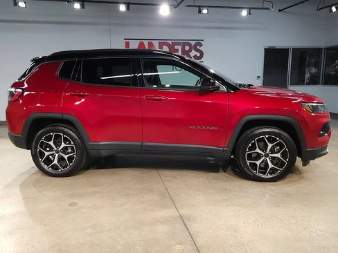 Used 2025 Jeep Compass Limited AWD/4WD image 8