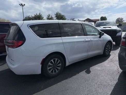 Used 2024 Chrysler Pacifica Limited FWD image 4