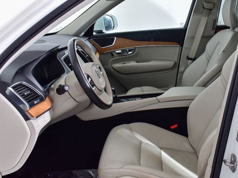 Used 2021 Volvo XC90 T6 Momentum image 12