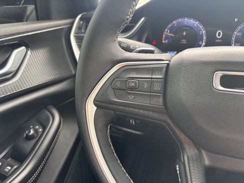 Used 2025 Jeep Grand Cherokee Altitude RWD image 19