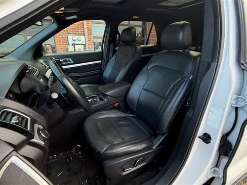 Used 2017 Ford Explorer XLT w/ Equipment Group 202A AWD/4WD image 29