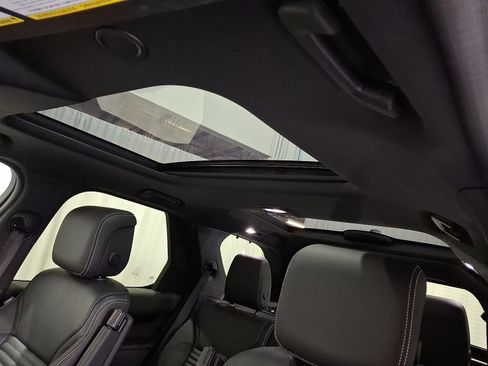 Certified 2025 Land Rover Discovery S image 14