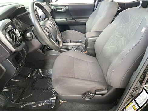 Used 2016 Toyota Tacoma TRD Sport image 19