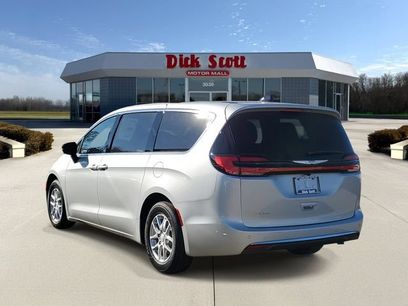 New 2026 Chrysler Pacifica Select