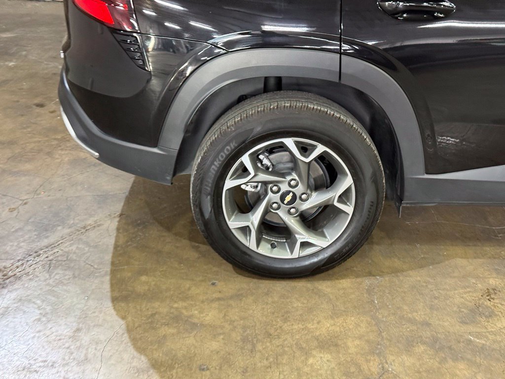 Used 2025 Chevrolet Trax LT FWD image 6