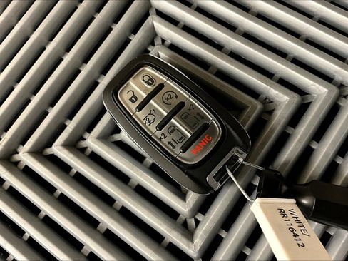 Used 2024 Chrysler Pacifica Touring-L FWD image 11