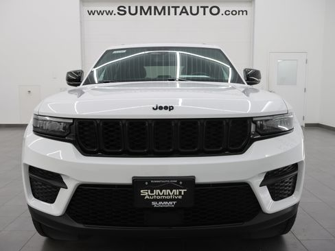 Used 2023 Jeep Grand Cherokee Altitude AWD/4WD image 21