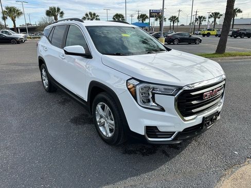 Used 2024 GMC Terrain SLE w/ Driver Convenience Package image 9