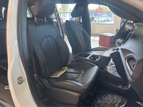 Used 2025 Chrysler Pacifica Select FWD image 29