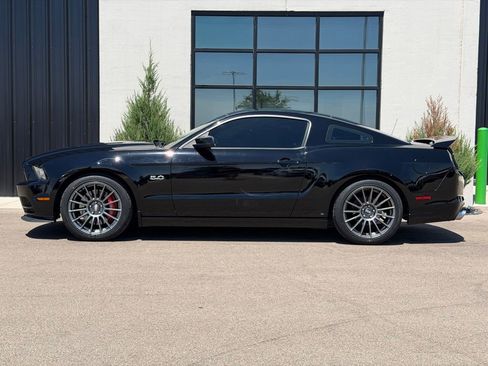 Used 2013 Ford Mustang GT Premium w/ Electronics Pkg RWD image 2