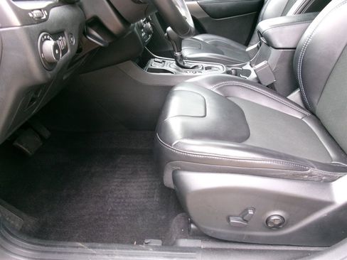 Used 2019 Jeep Cherokee Latitude Plus w/ Comfort/Convenience Group image 13