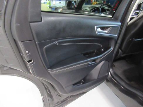 Used 2020 Ford Edge Titanium FWD image 16